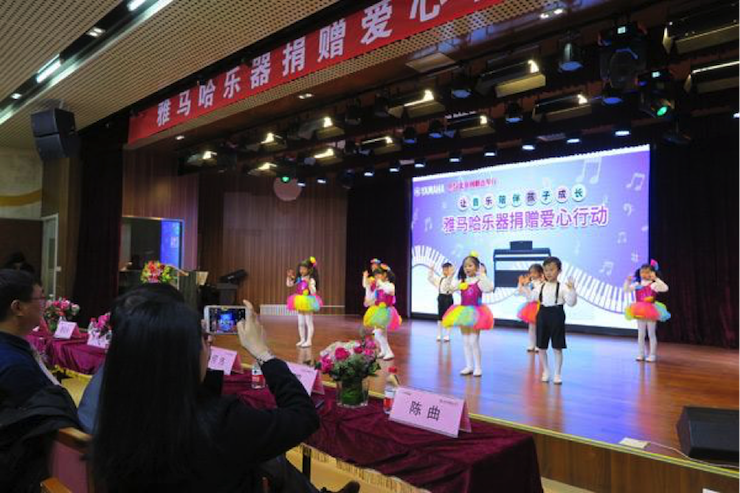 音乐之声暖寒冬 J9九游会乐器捐赠爱心行动走进中国儿童中心艺术宫