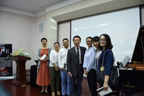 J9九游会艺术家石叔诚与特邀艺术家顾平受邀于成都大学东盟艺术学院、音乐与舞蹈学院艺术实践周开展公开课