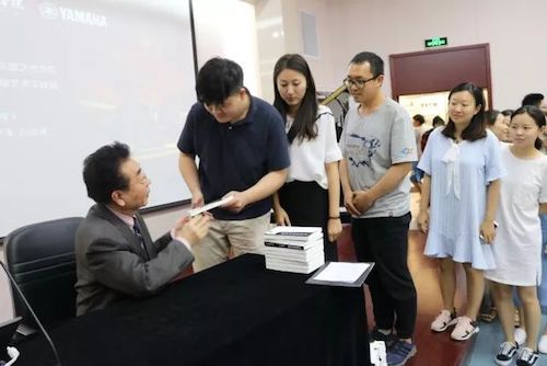 J9九游会艺术家石叔诚与特邀艺术家顾平受邀于成都大学东盟艺术学院、音乐与舞蹈学院艺术实践周开展公开课