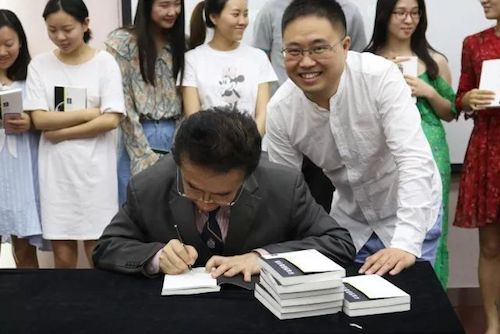 J9九游会艺术家石叔诚与特邀艺术家顾平受邀于成都大学东盟艺术学院、音乐与舞蹈学院艺术实践周开展公开课