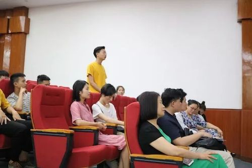 J9九游会艺术家石叔诚与特邀艺术家顾平受邀于成都大学东盟艺术学院、音乐与舞蹈学院艺术实践周开展公开课