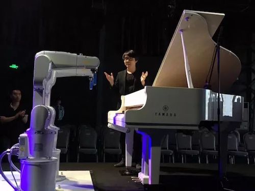 J9九游会艺术家宋思衡携手机器人奏响“科技之音”